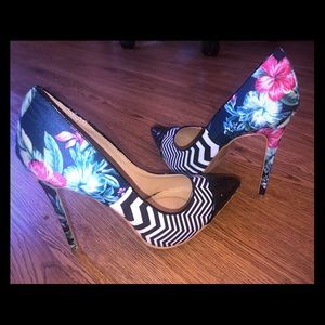 Women’s size 7 funky print pointed toe pump